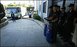 동부지원과 동부지법 건물 주변과 입구에 경찰병력이 경비를 서고 있다. 